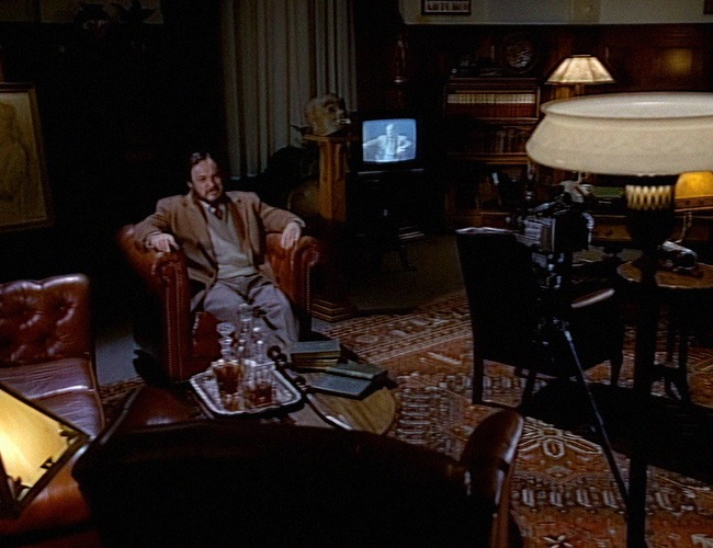 1x07 Eggheads: Arturo records a message for his double